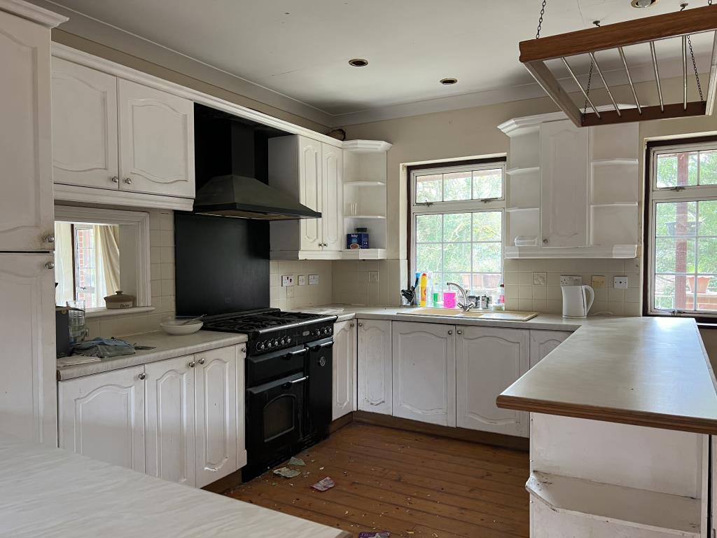 Lot: 101 - IMPRESSIVE SIX-BEDROOM DETACHED HOUSE FOR IMPROVEMENT OR DEVELOPMENT - Fitted kitchen with range style cooker